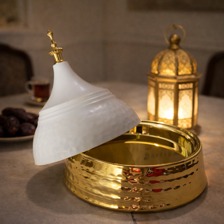 مضيفة قُبّة معدنية