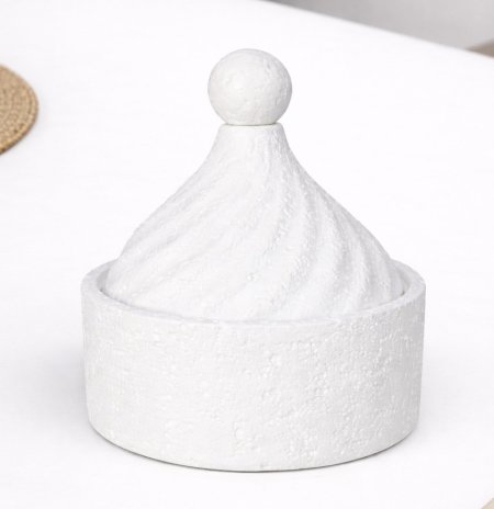 مضيفة حجرية بغطاء