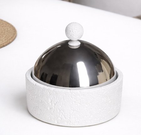 سكرية حجري بغطاء معدني