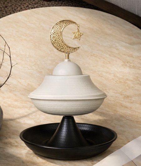 مضيفة هلال مضيئة