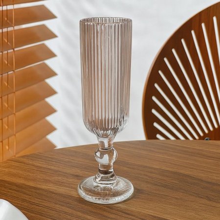 كاسات عصير طويل مع قاعدة