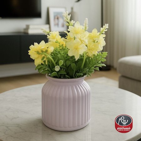 مزهرية مع زهور اصطناعية